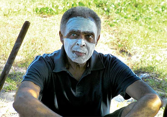 Gilberto Gil com o rosto pintado na Austrália honrando a cultura dos aborígenes