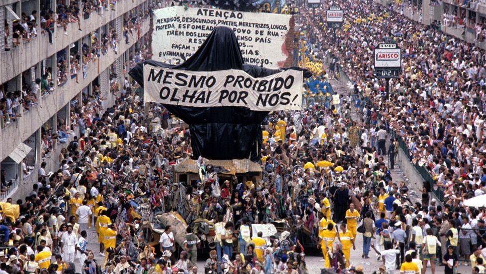Jesus Cristo coberto após censura no desfile do carnaval carioca de 1989.